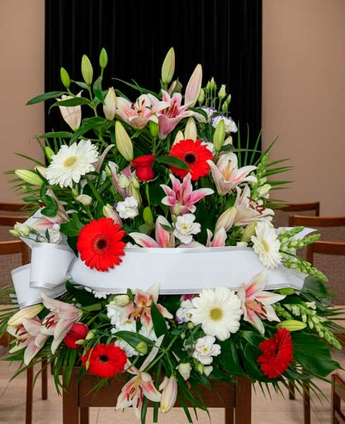 Centre funerari vermell i blanc