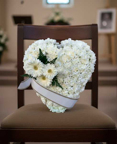 Centre funerari cor color blanc