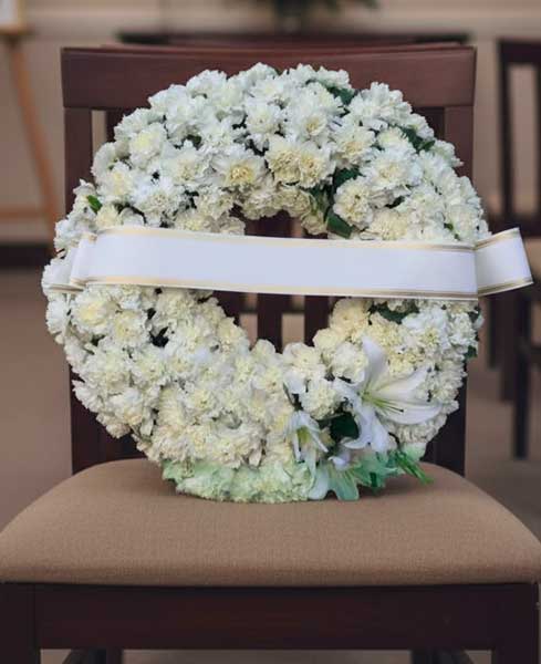 Corona funerària clavells blancs